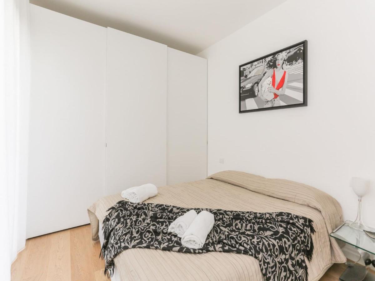 The Rent - With Balcony In Amendola * Milano